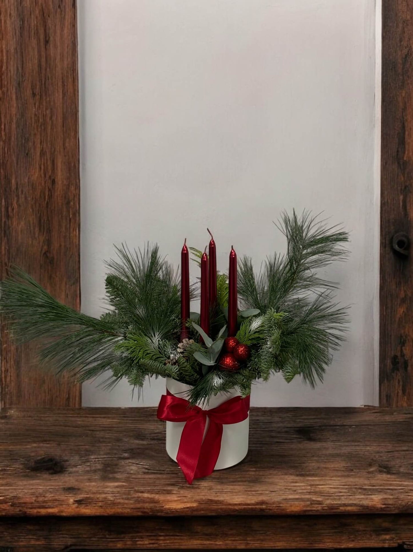 aranjament de craciun cu pin si brad natural lumanari globuri in cutie alba cu panglica rosie de satin