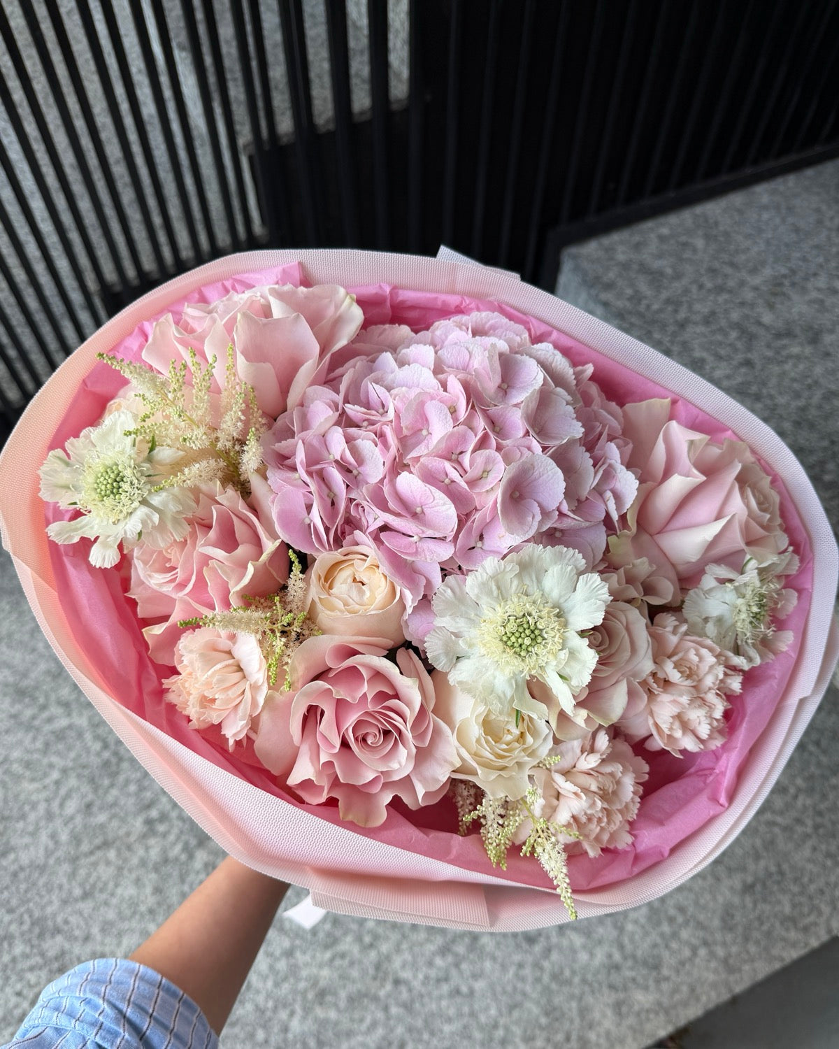 Buchet de flori în tonuri roz pudrat cu trandafiri, garoafe și astilbe, florărie TRAVA din Oradea cu livrare gratuita la domiciliu.