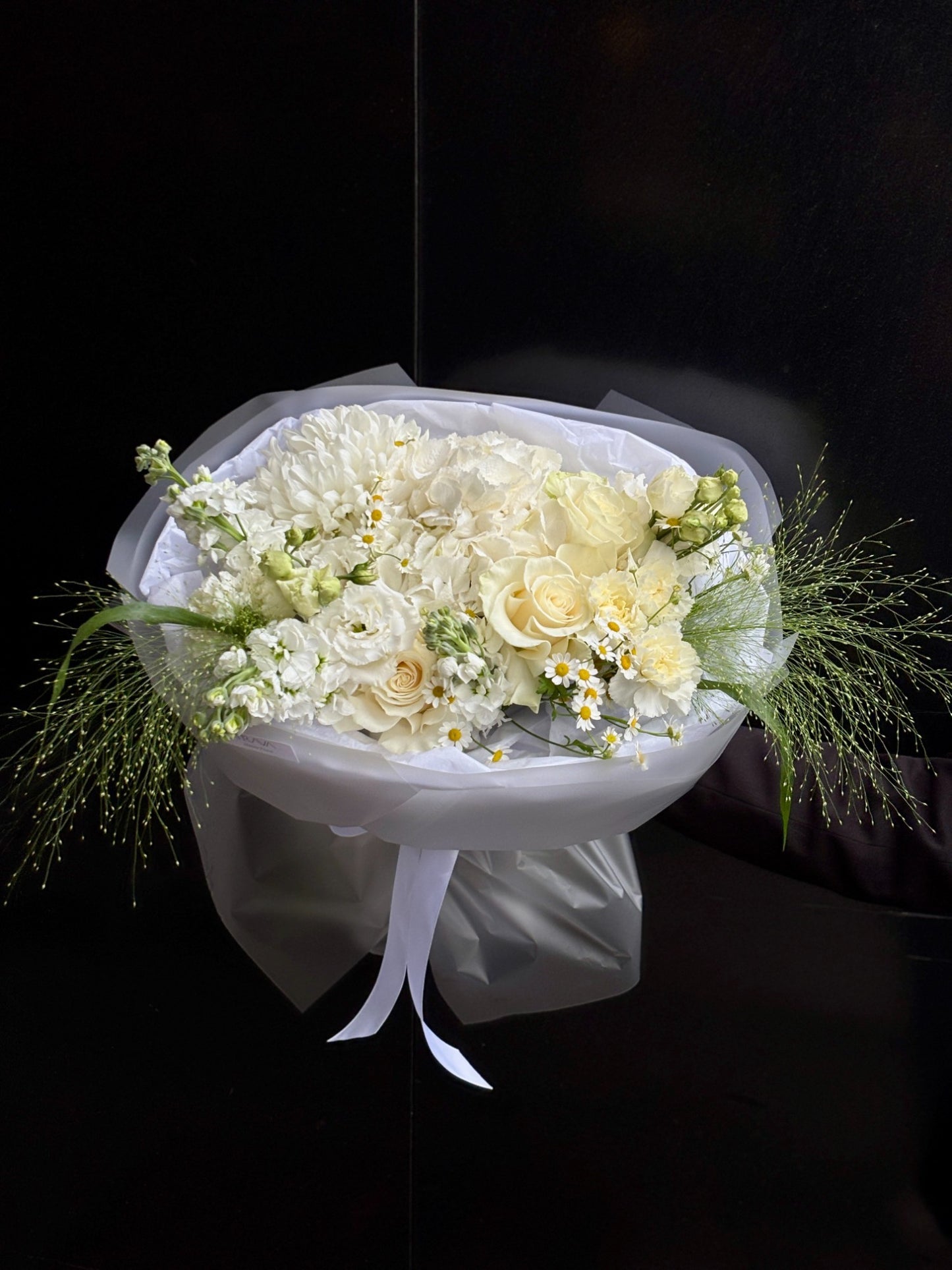 Buchet cu flori albe – trandafiri, hortensii, crizanteme și panicum – livrare gratuită în Oradea de la florăria TRAVÁ Atelier Floral