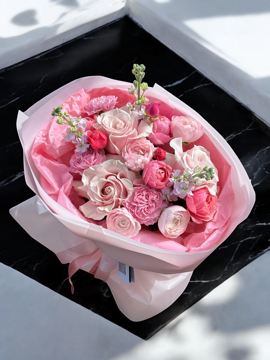 Buchet elegant cu flori roz, incluzand trandafiri si ranunculus, livrare flori rapida la domiciliu in Oradea de la florarie TRAVA Atelier Floral