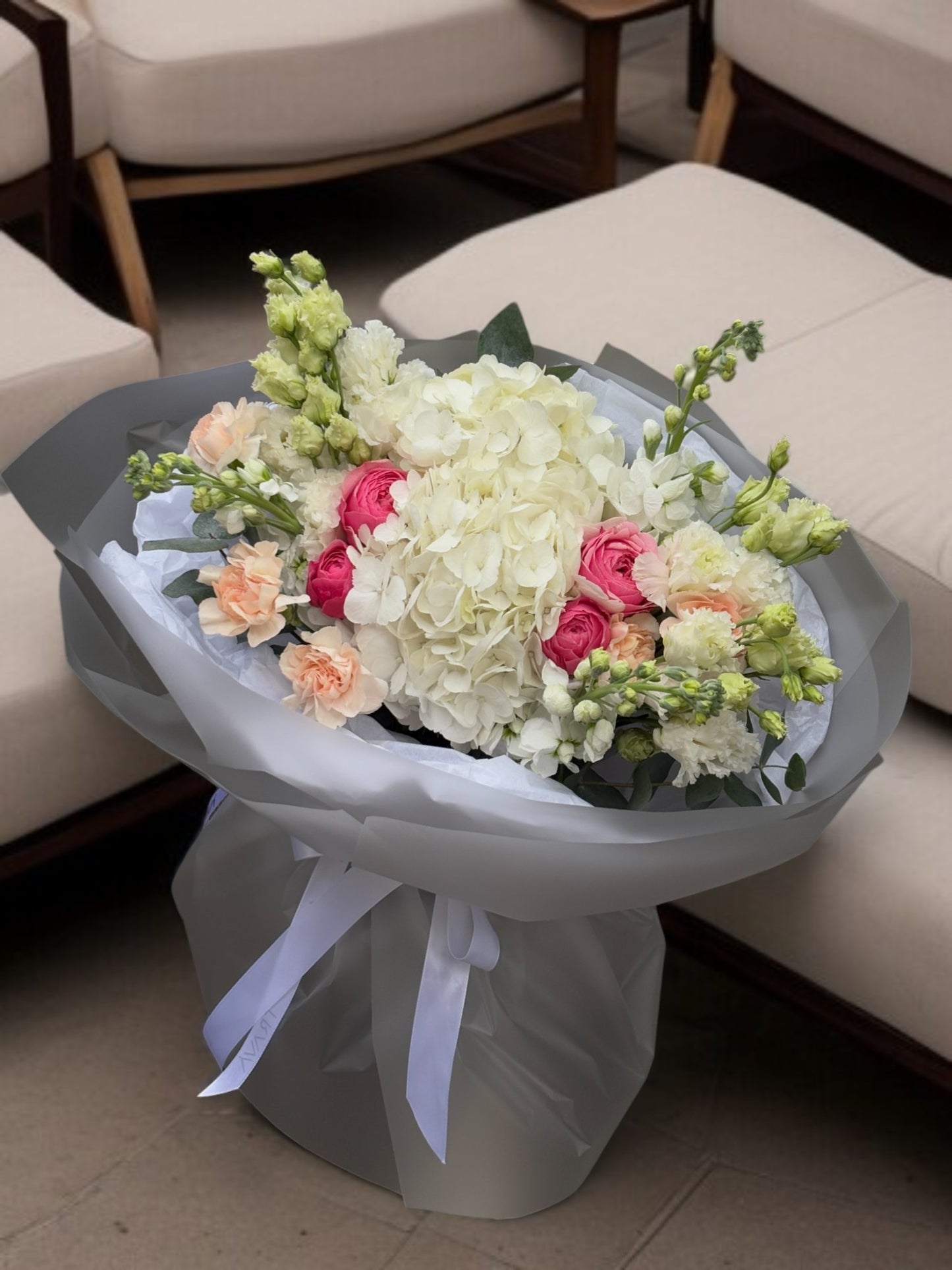 Buchet rafinat cu hortensie albă, trandafiri Silva Pink, lisianthus și garoafe peach, livrare flori Oradea de la TRAVA Atelier Floral