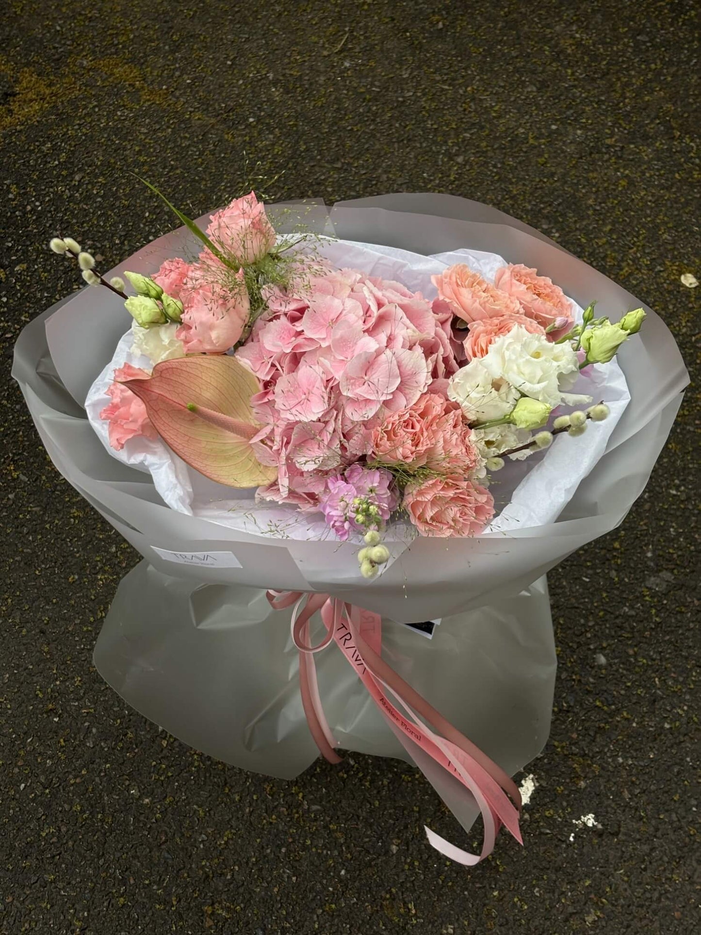 Buchet pastel cu hortensie roz, anthurium si flori de primavara, livrare rapida la domiciliu Oradea de la florarie TRAVA Atelier Floral