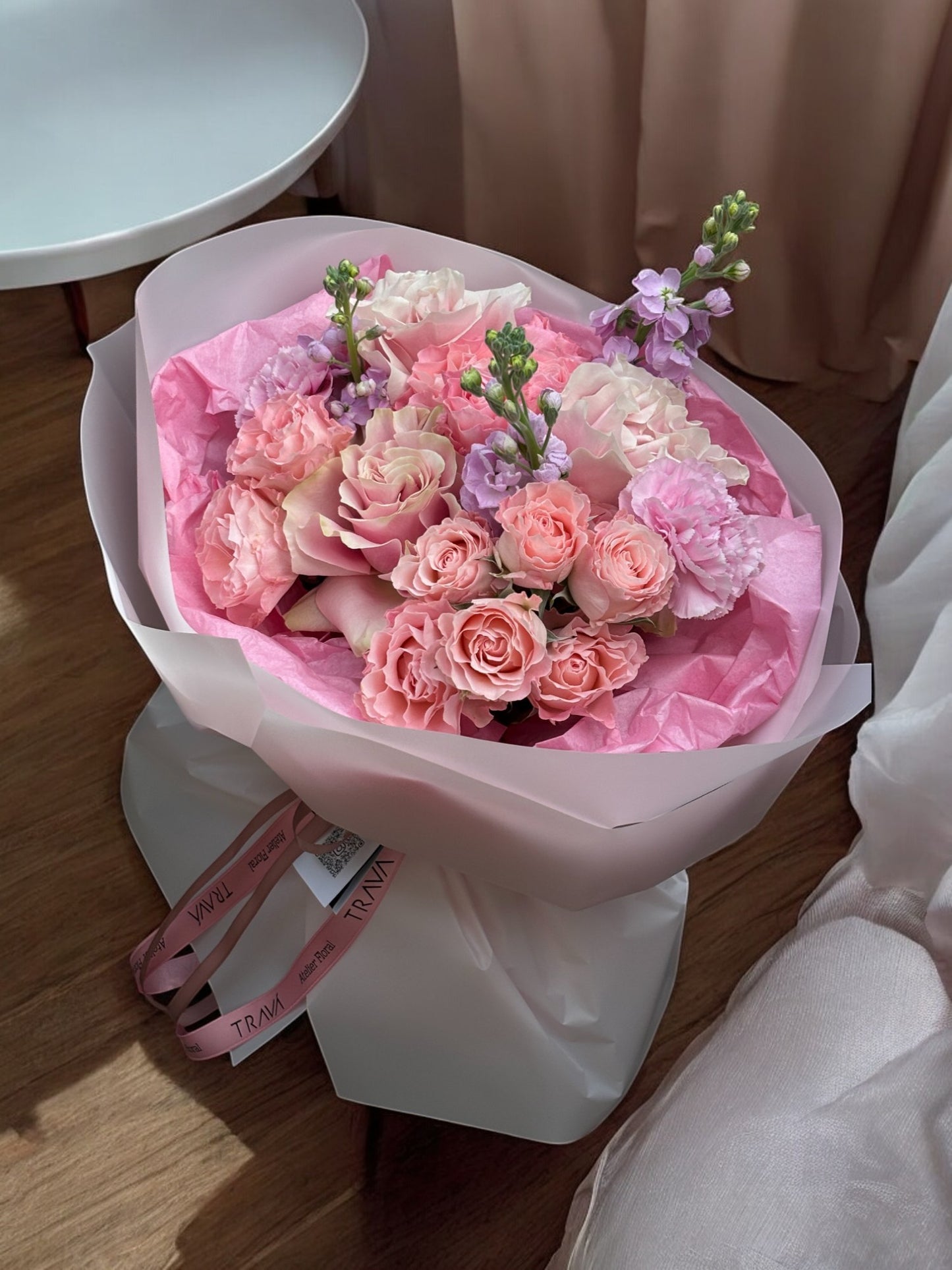 Buchet roz pastelat cu trandafiri si garoafe, livrare rapida flori la domiciliu Oradea de la florarie TRAVA Atelier Floral