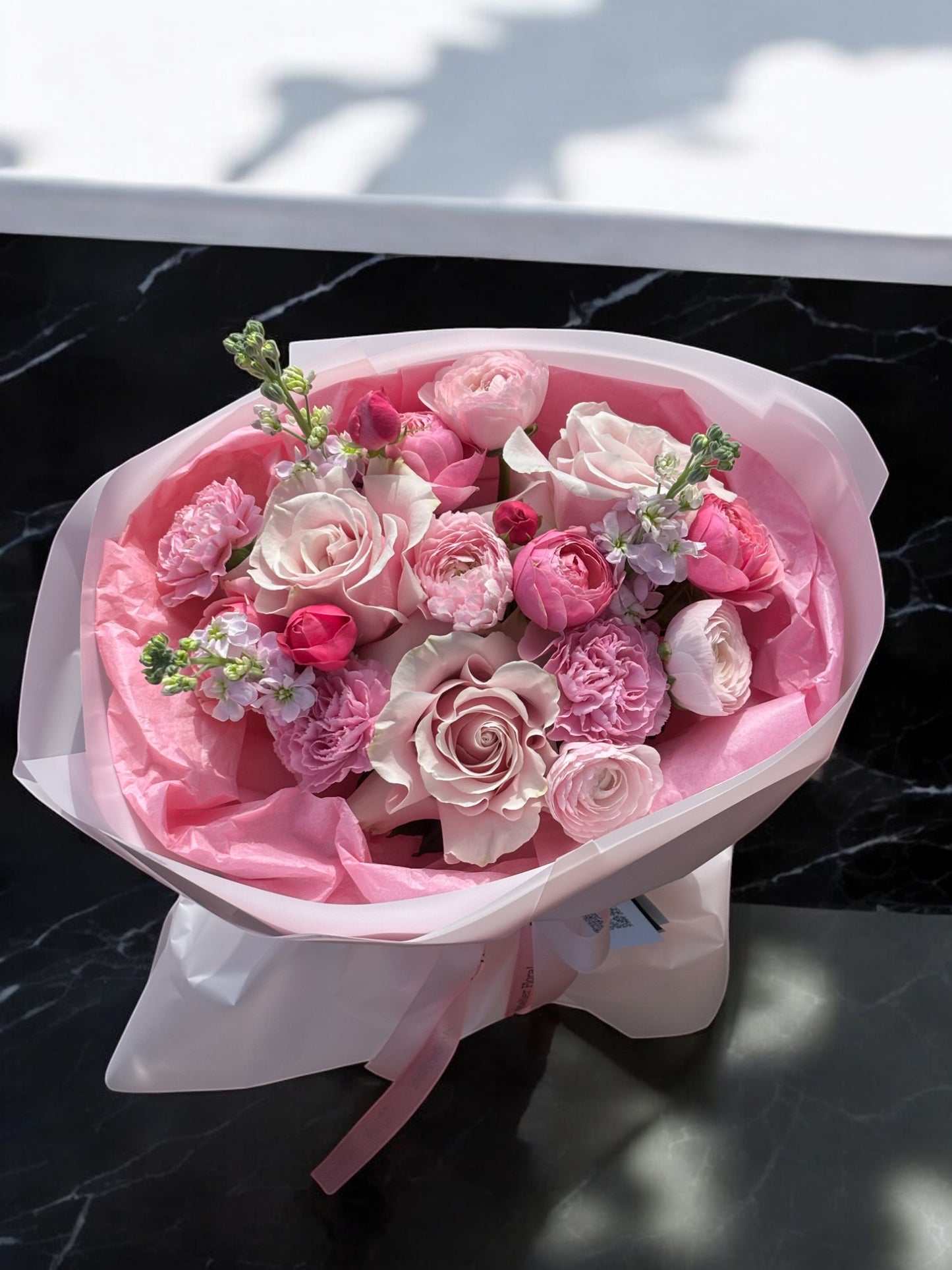 Aranjament floral cu trandafiri si ranunculus roz, livrare rapida flori la domiciliu in Oradea de la florarie TRAVA Atelier Floral