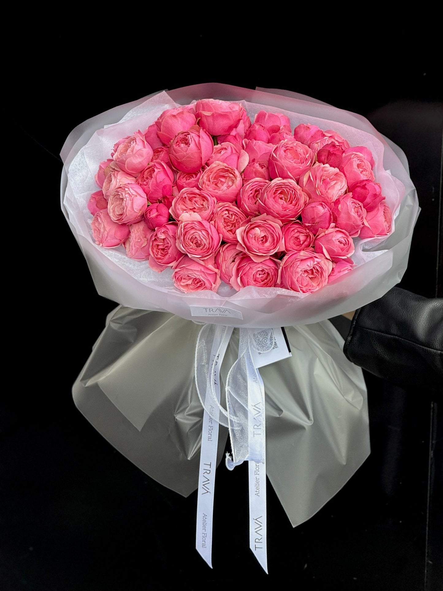 Buchet elegant de trandafiri roz Silva Pink – flori premium cu livrare gratuită în Oradea de la florăria TRAVÁ