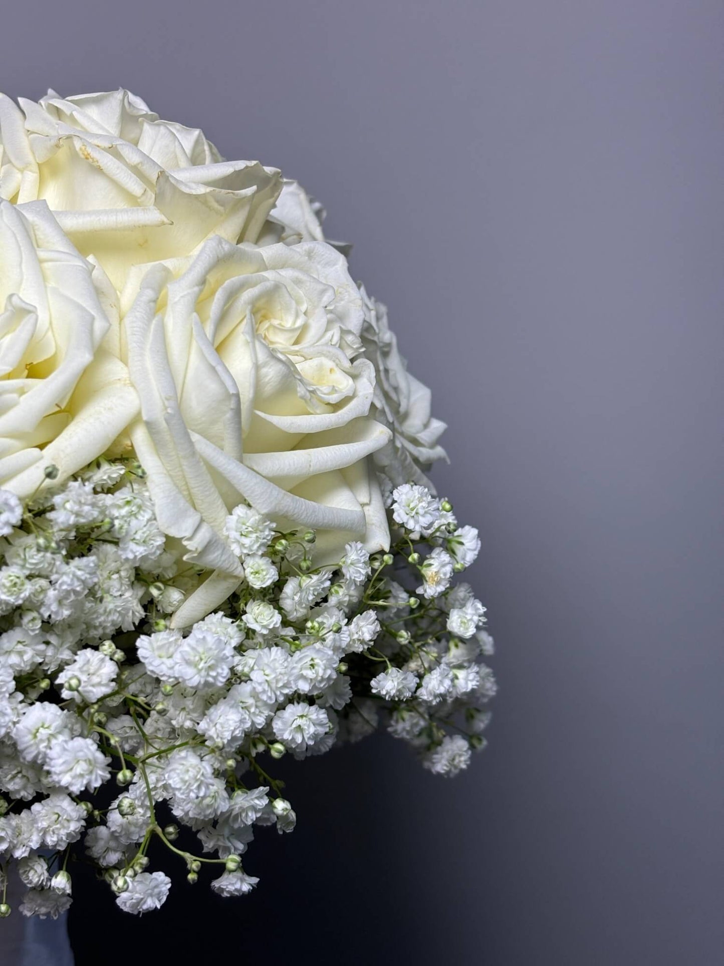 Buchet de mireasa din trandafiri albi si gipsofila perfect pentru orice mireasa. Comanda flori Oradea de la florarie Oradea Trava Atelier Floral.