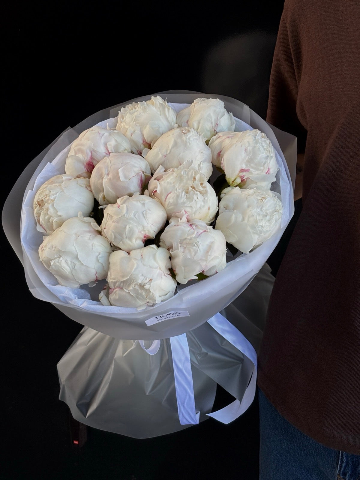 Buchet din bujori albi disponibil cu livrare gratuita la domiciliu in Oradea