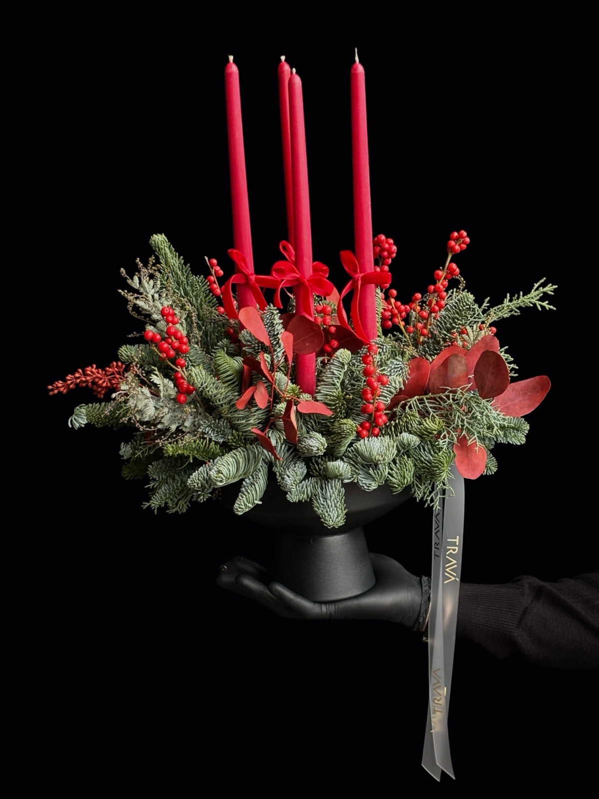 Aranjament de Craciun pentru masa cu brad natural si lumanare realizat de Trava Atelier Floral cu livrare gratuita la domiciliu in Oradea.