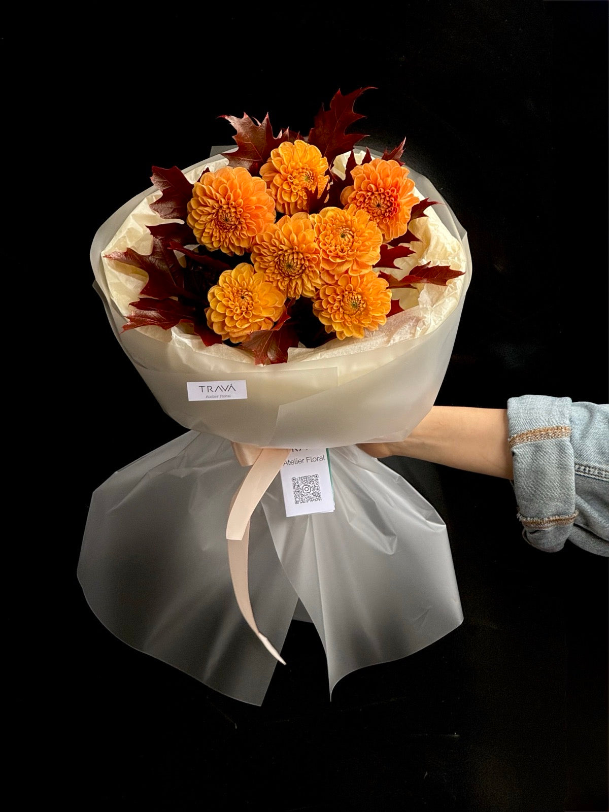 Buchet de toamnă cu dalii portocalii și frunze de stejar, disponibil pentru livrare flori la domiciliu în Oradea