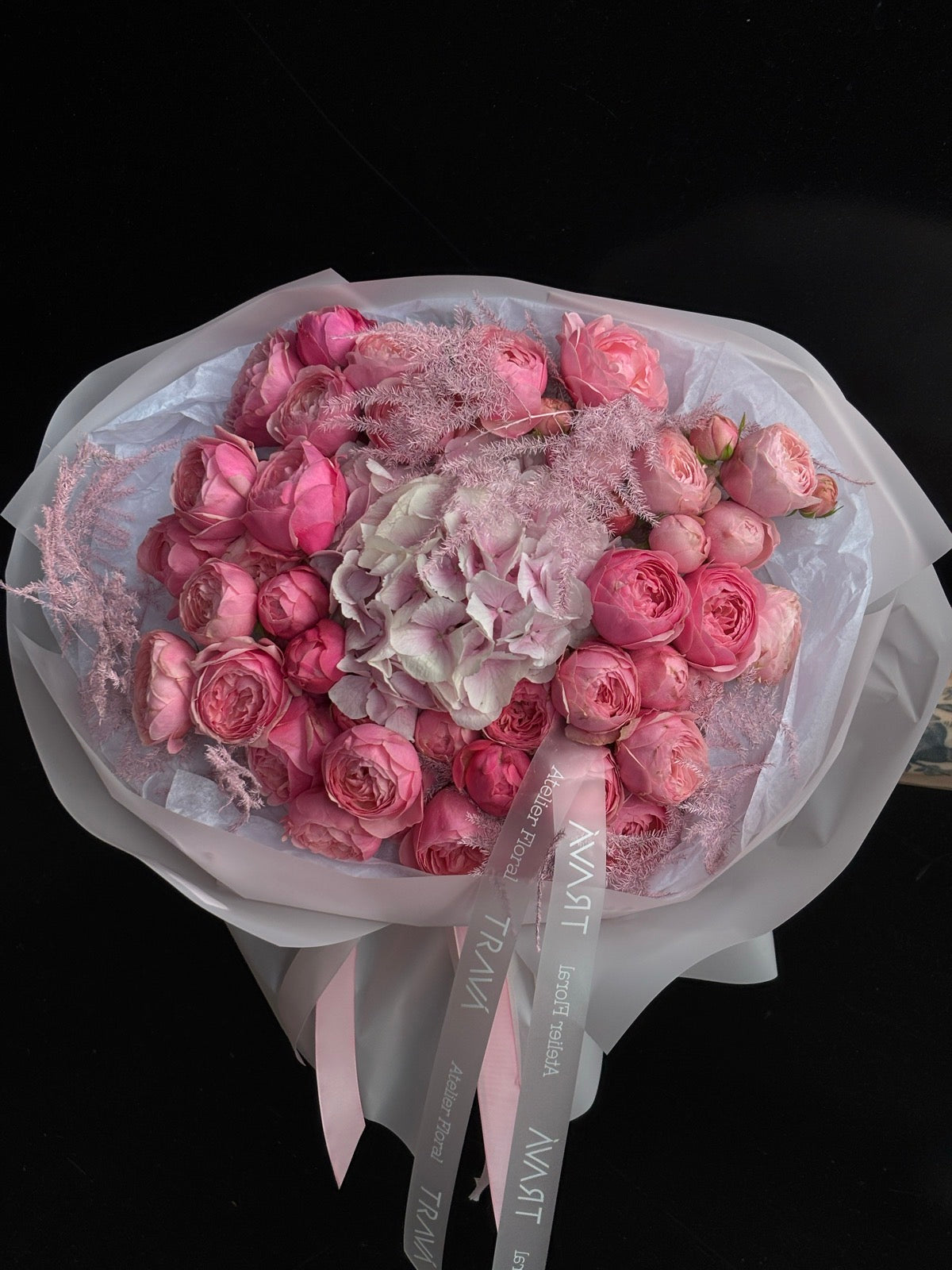 Buchet de flori roz cu trandafiri Silva Pink, hortensie și asparagus, disponibil pentru livrare flori la domiciliu Oradea de la florăria TRAVÁ – cadou perfect pentru surprize la domiciliu în Oradea.