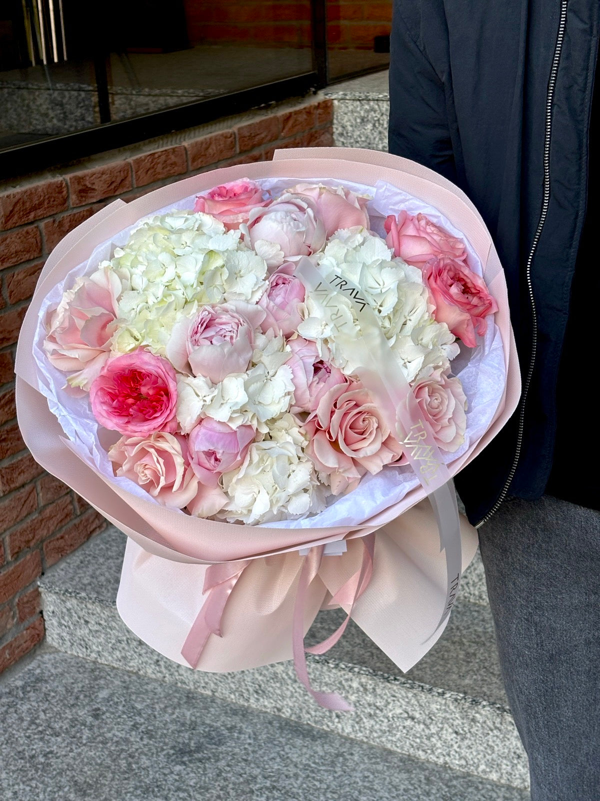 Buchet mare cu hortensii albe si trandafiri roz, realizat de florarie Oradea, ideal pentru surprize la domiciliu cu livrare flori la domiciliu in Oradea