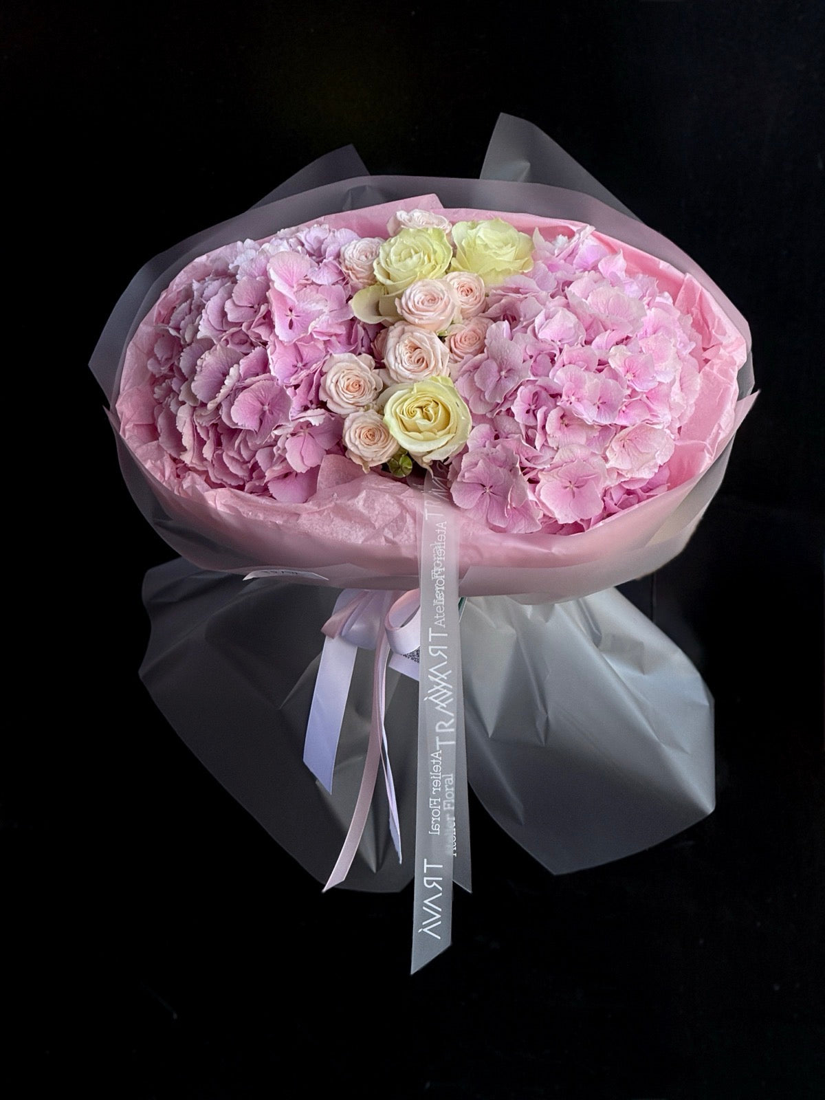 Buchet elegant cu hortensii roz și trandafiri crem realizat de TRAVÁ, florărie Oradea, ideal pentru livrare flori la domiciliu