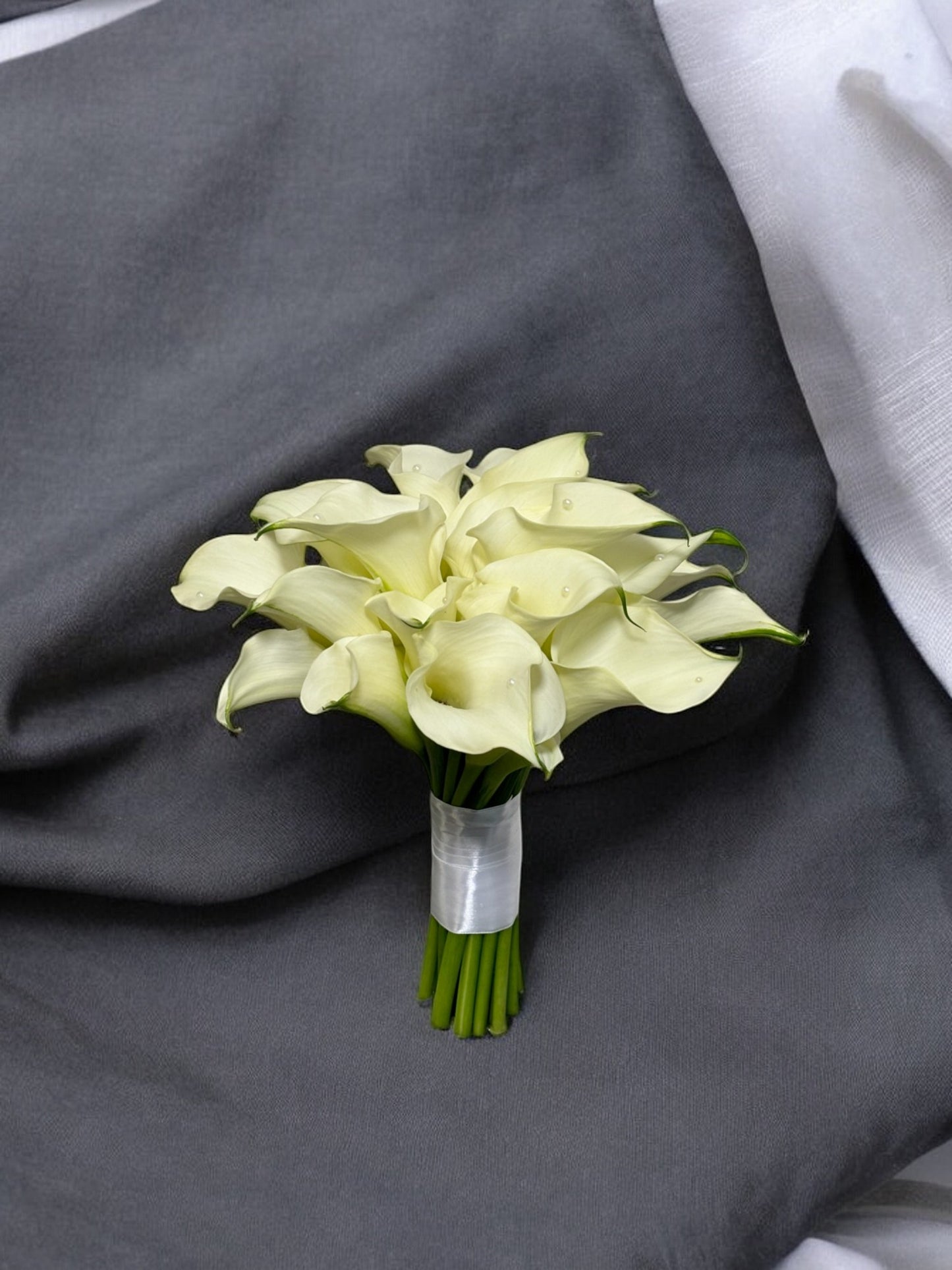 Buchet de mireasă simplu și elegant cu cale albe, decorat cu detalii fine, livrare rapidă în Oradea sau ridicare din florărie.