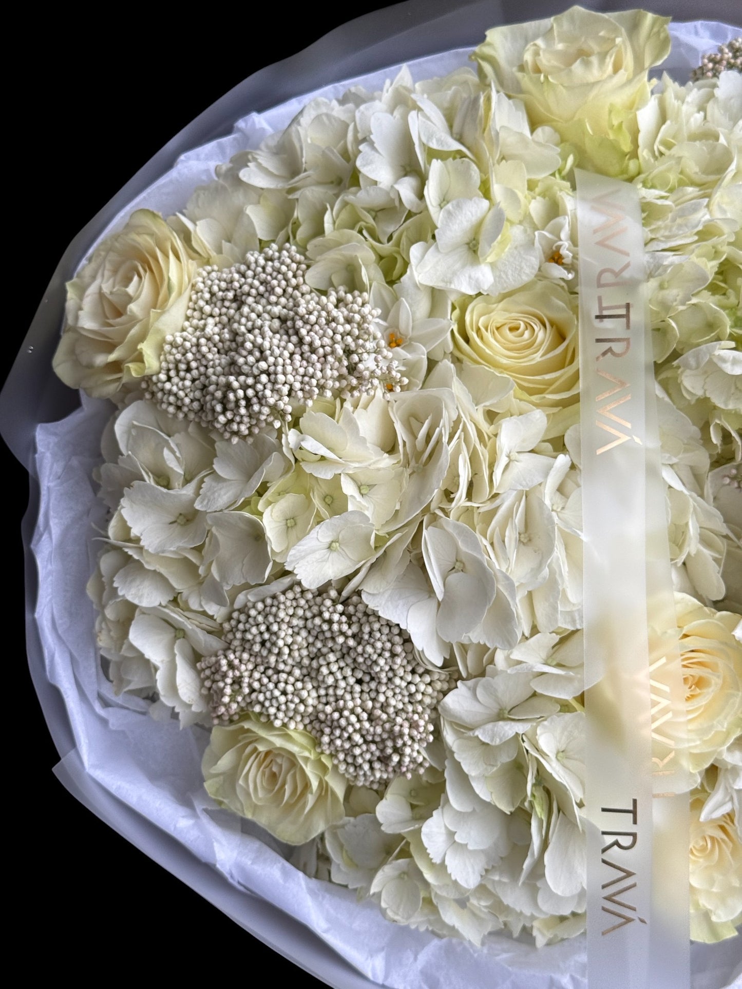 Buchet mixt de flori albe si ozothamnus disponibil la florarie Oradea TRAVA.