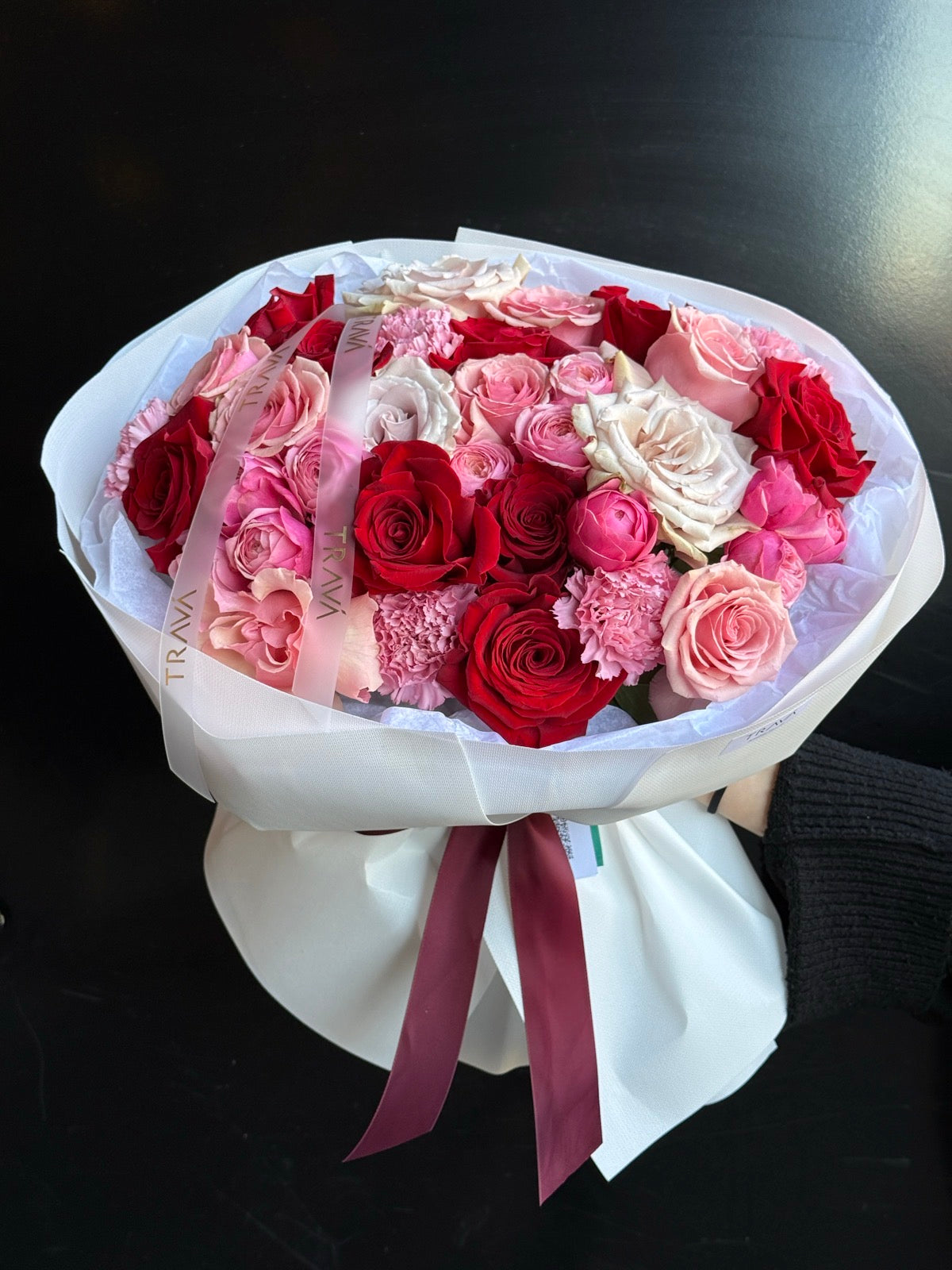 Buchet cu trandafiri roșii, roz și albi de la TRAVA Atelier – florărie Oradea, livrare flori la domiciliu și surprize.