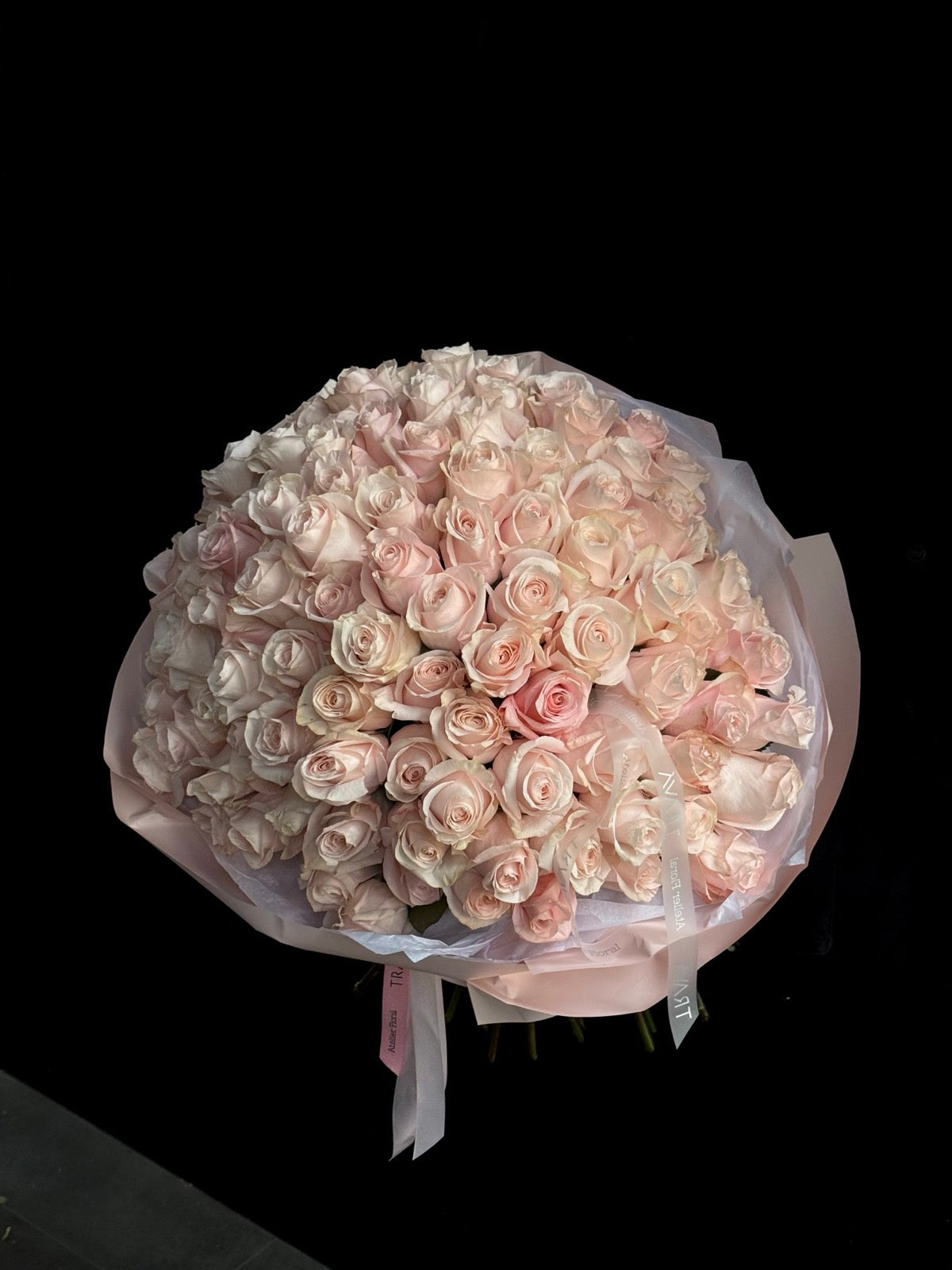 Aranjament floral cu 101 trandafiri roz pastel, perfect pentru ocazii speciale, livrare flori Oradea