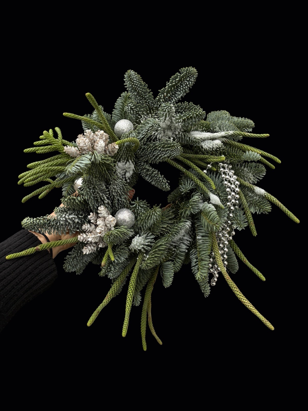 Coronita de Craciun din brad natural decorata cu perle si elemente festive livrare florarie Oradea