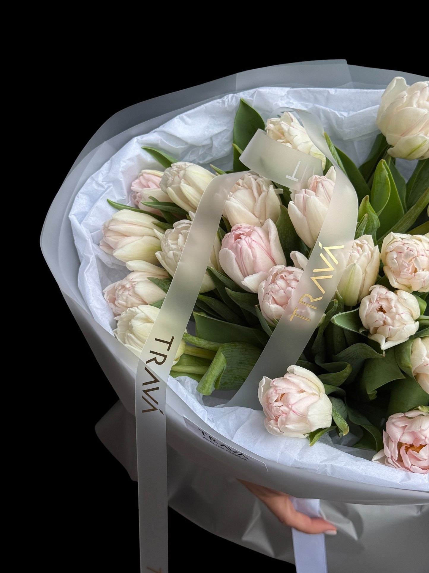 Detaliu lalele duble roz pal din buchet lalele Oradea, flori proaspete cu livrare flori Oradea