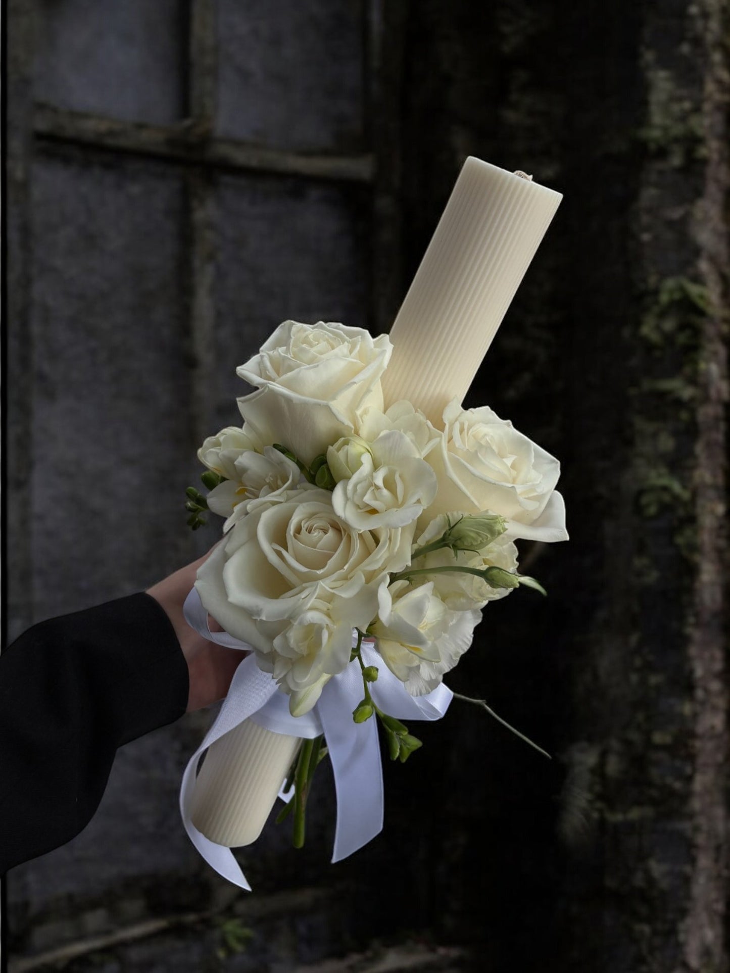 Lumânare de cununie cu flori naturale, trandafiri și frezii albe realizată de florăria TRAVÁ Oradea, livrare flori la domiciliu Oradea