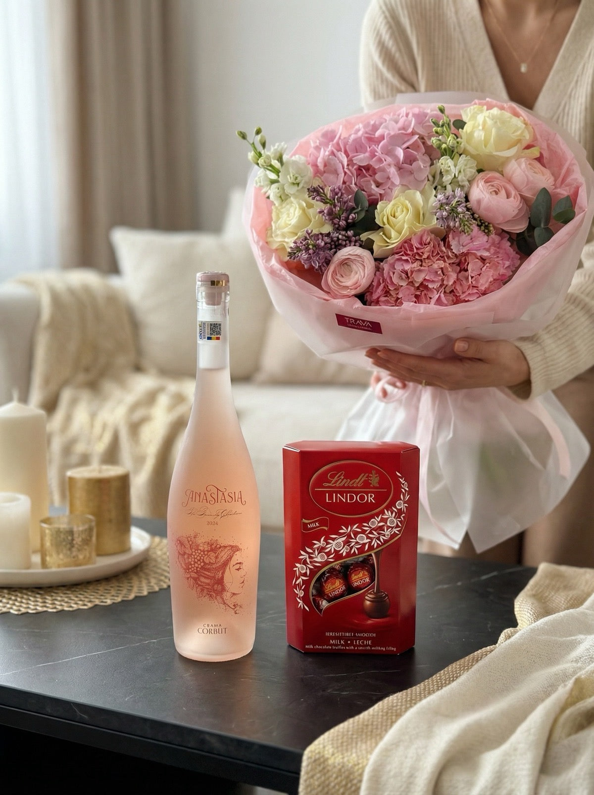 Pachet cadou My Only Love cu buchet mărimea M din hortensii, ranunculus și liliac, sticlă de vin rosé Anastasia Crama Corbuț și cutie de ciocolată Lindor, livrat de Trava Atelier Floral Oradea.