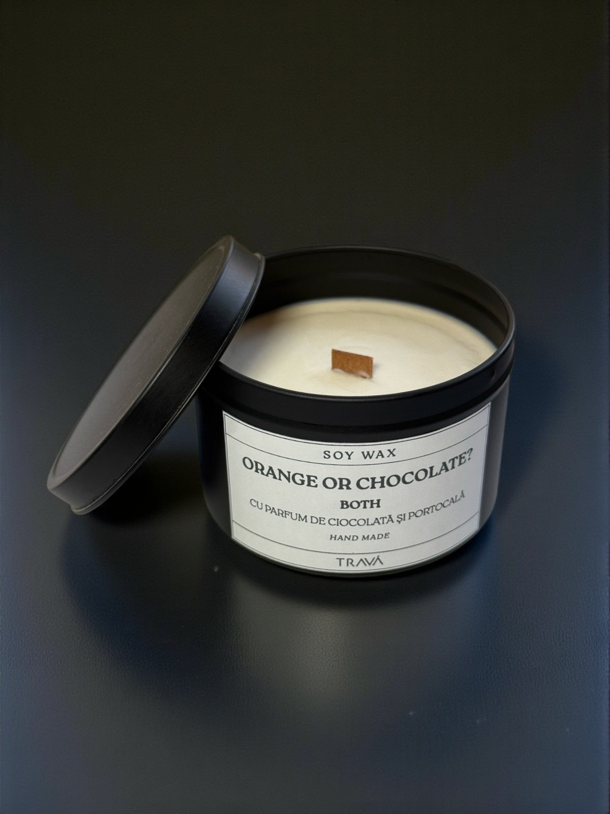 Lumânare handmade TRAVA „Orange or Chocolate?” – ceară naturală de soia cu fitil de lemn, aromă de ciocolată și portocală