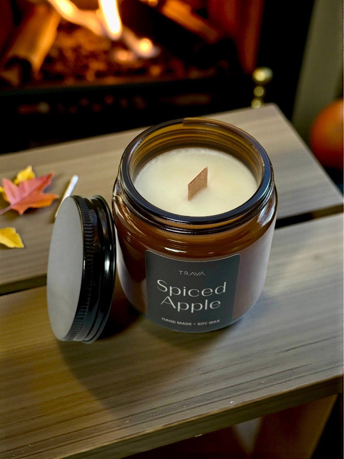Lumânare handmade din ceară naturală de soia TRAVA – Spiced Apple, fitil de lemn, parfum de măr copt și scorțișoară