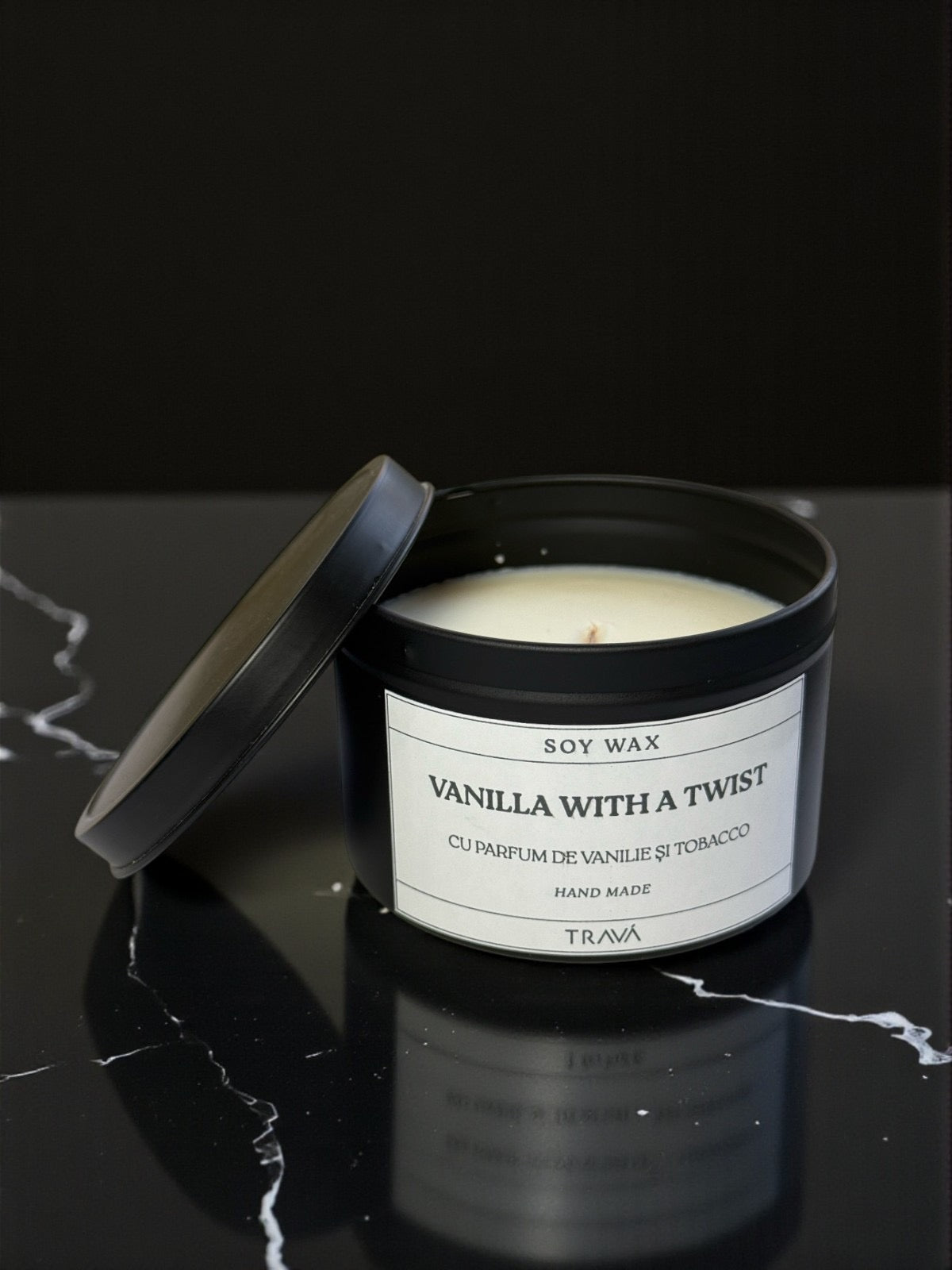 Lumânare handmade TRAVA „Vanilla With a Twist” – fitil de lemn, ceară naturală de soia, parfum cald de vanilie și tutun