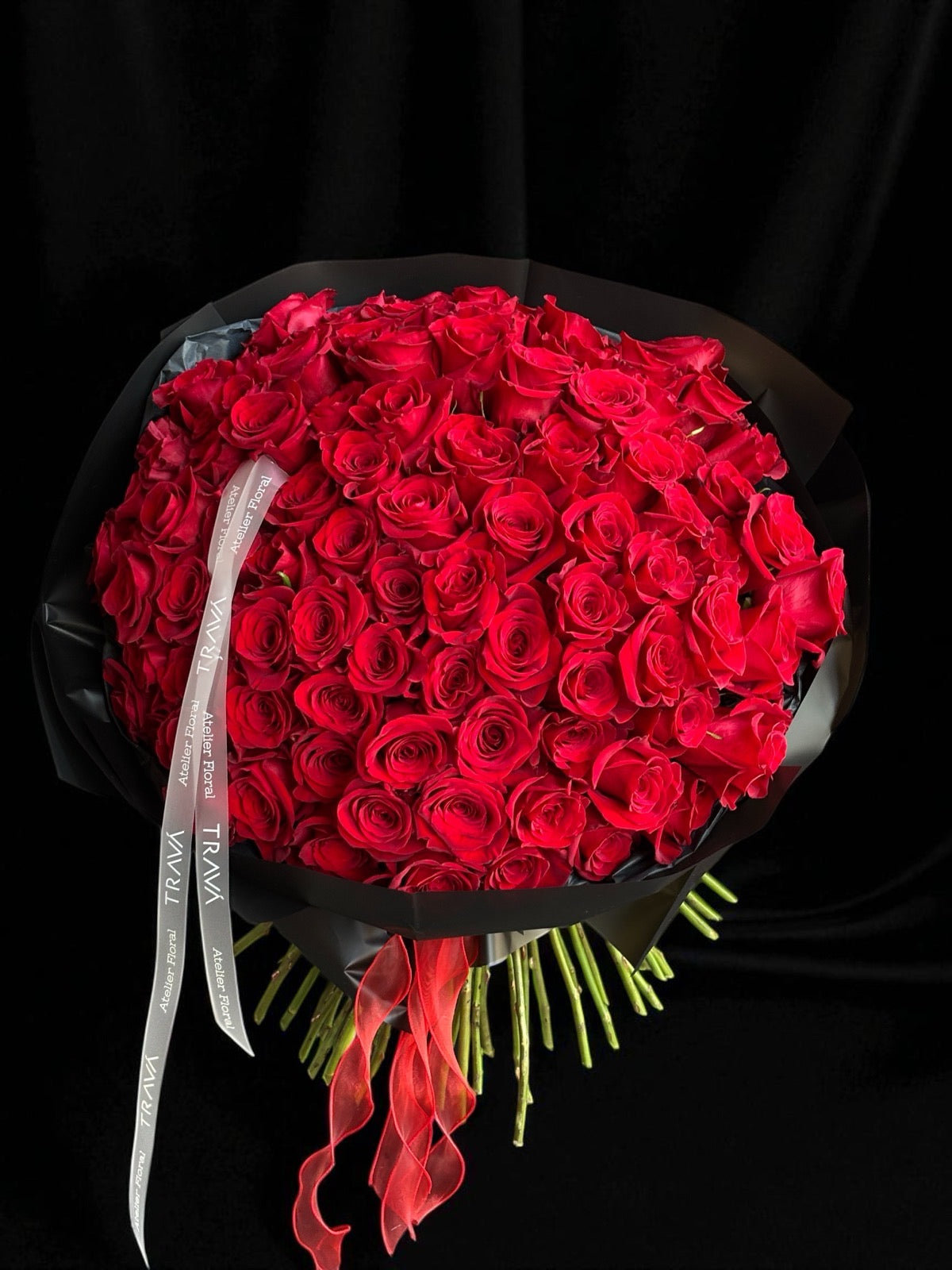 Buchet elegant de 101 trandafiri roșii, flori proaspete cu livrare gratuită în Oradea de la TRAVÁ Atelier Floral