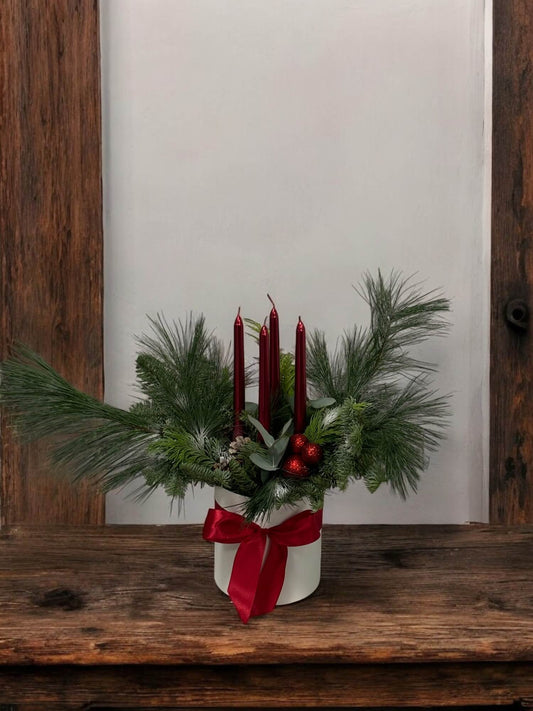 aranjament de craciun cu pin si brad natural lumanari globuri in cutie alba cu panglica rosie de satin