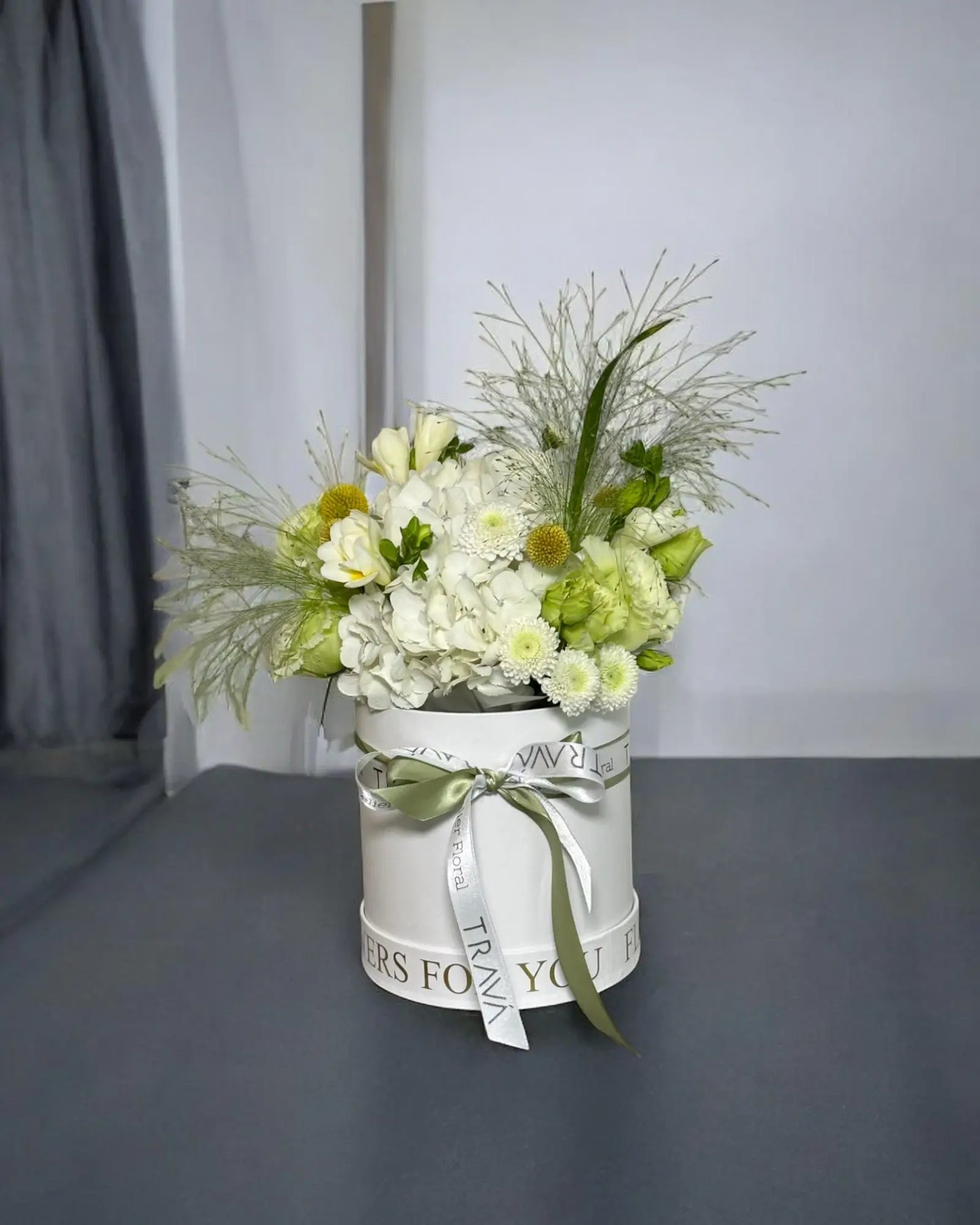 Aranjament floral in cutie alba de carton 