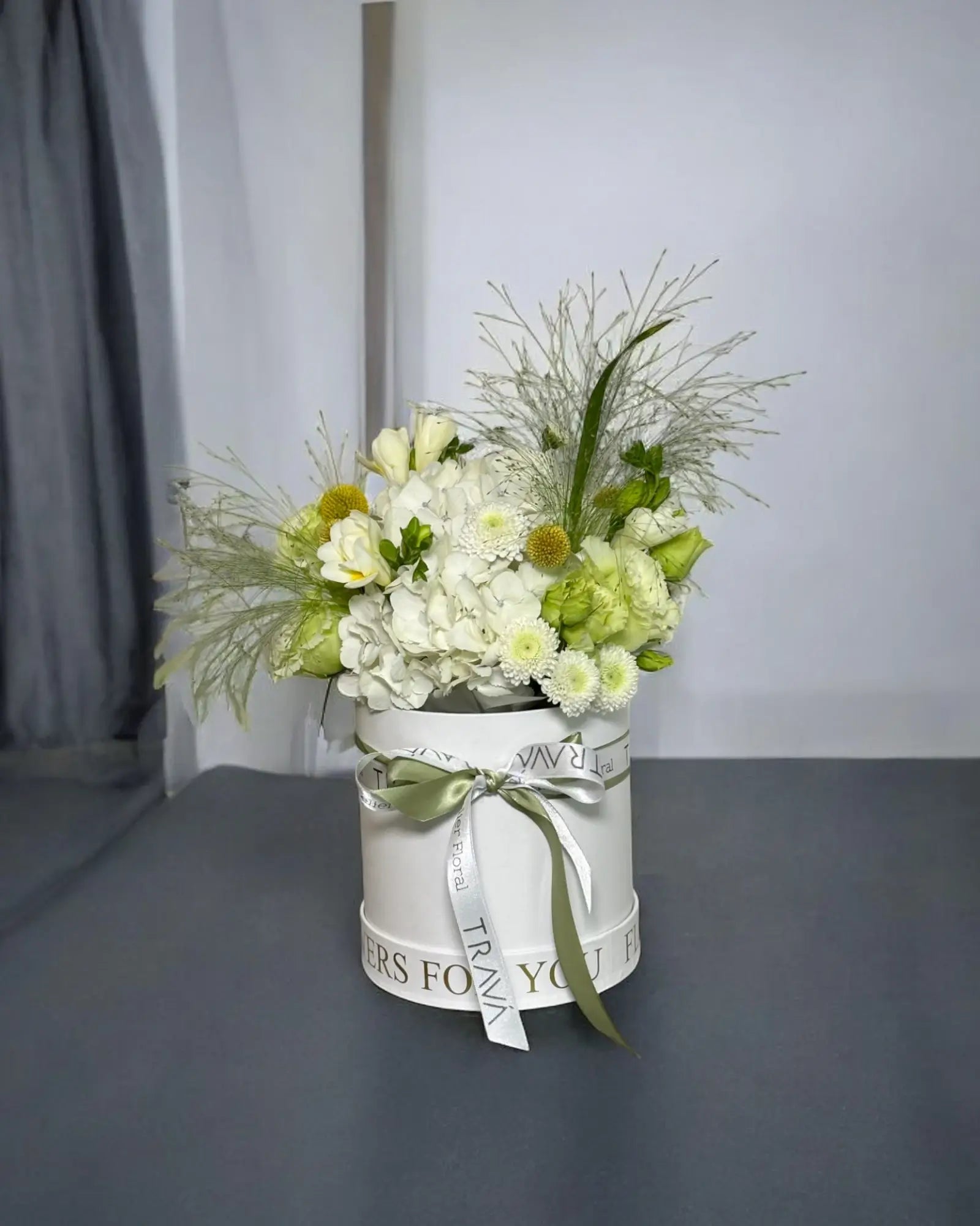 Aranjament floral in cutie alba de carton 