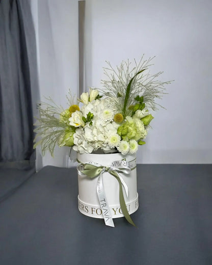 Aranjament floral in cutie alba de carton 