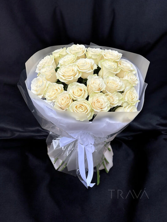 Buchet rafinat cu 23 trandafiri albi lungi, flori premium, livrare gratuită în Oradea de la TRAVÁ Atelier Floral.