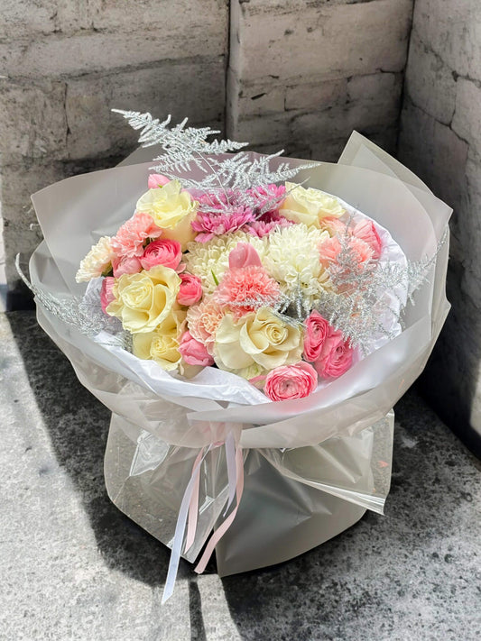 Buchet primăvară alb și roz cu trandafiri, lalele, crizanteme și garoafe – livrare gratuită în Oradea de la TRAVÁ Atelier Floral