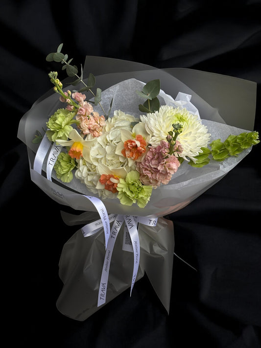 Buchet asimetric cu hortensii albe, crizanteme, garoafe, narcise si eucalipt, livrare flori Oradea de la florarie TRAVA Atelier Floral