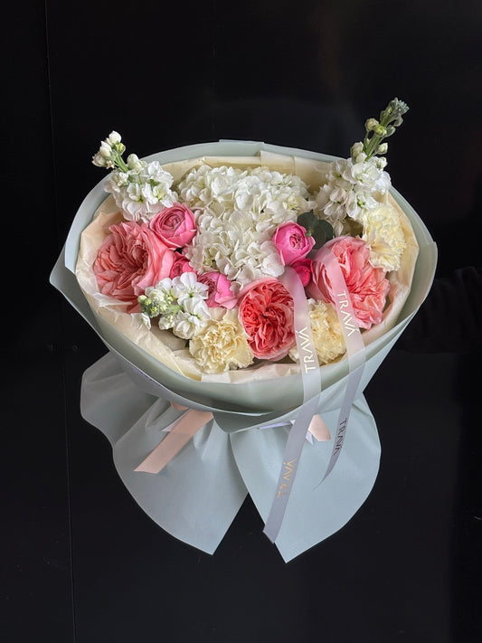 Buchet colorat cu hortensie albă, trandafiri garden roz, matthiola și garoafe, ambalat în foam verde — livrare flori Oradea de la TRAVA Atelier Floral