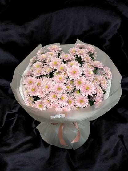 Buchet cu 11 crizanteme roz în ambalaj alb – flori delicate cu livrare gratuită în Oradea de la TRAVÁ Atelier Floral