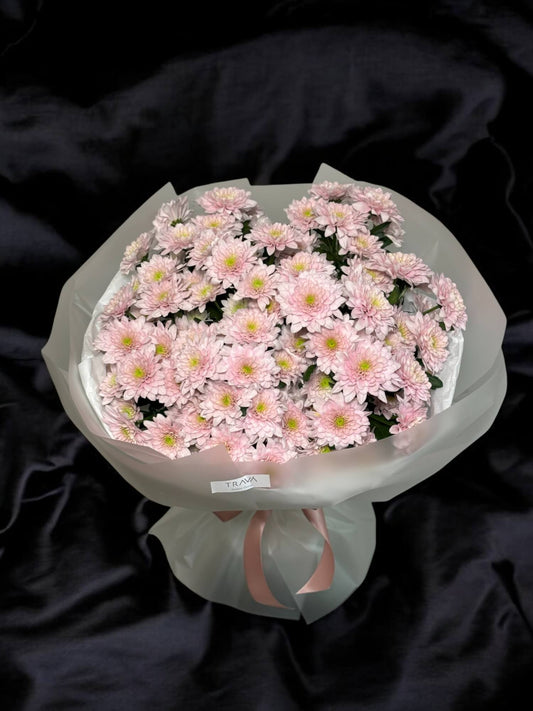 Buchet cu 11 crizanteme roz în ambalaj alb – flori delicate cu livrare gratuită în Oradea de la TRAVÁ Atelier Floral