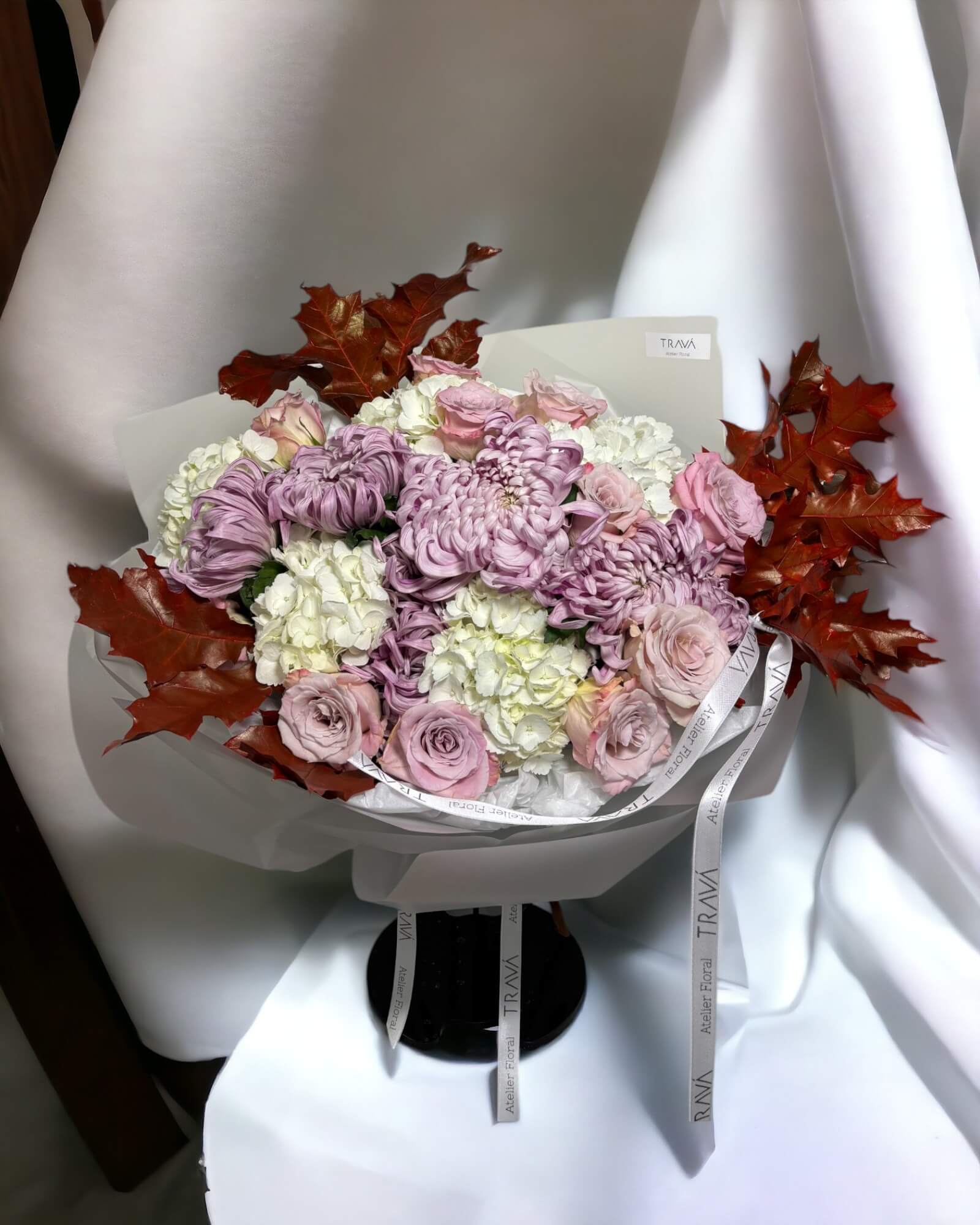Buchet de Toamnă cu Hortensii, Crizanteme și Trandafiri în Nuanțe de Alb și Mov, Decorat cu Frunze de Stejar – Ideal pentru Ocazii Speciale și Cadouri de Sezon, disponibil la florarie Oradea Trava Atelier Floral