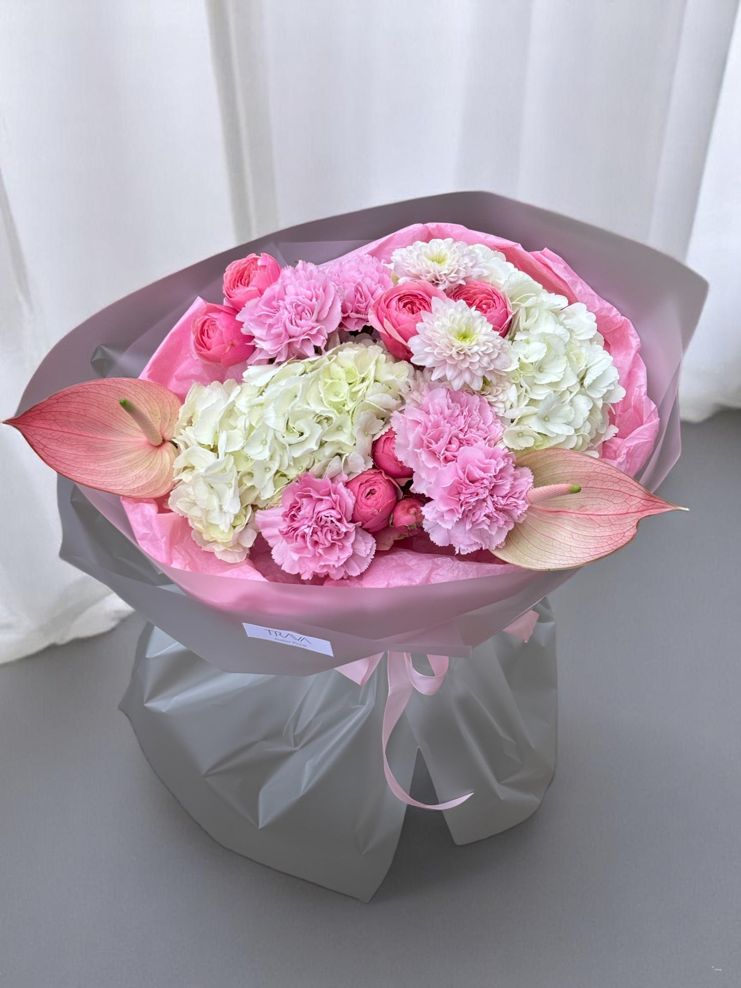 Buchet elegant cu hortensie, trandafiri Silva Pink și anthurium – flori rafinate cu livrare gratuită în Oradea de la florăria TRAVÁ Atelier Floral
