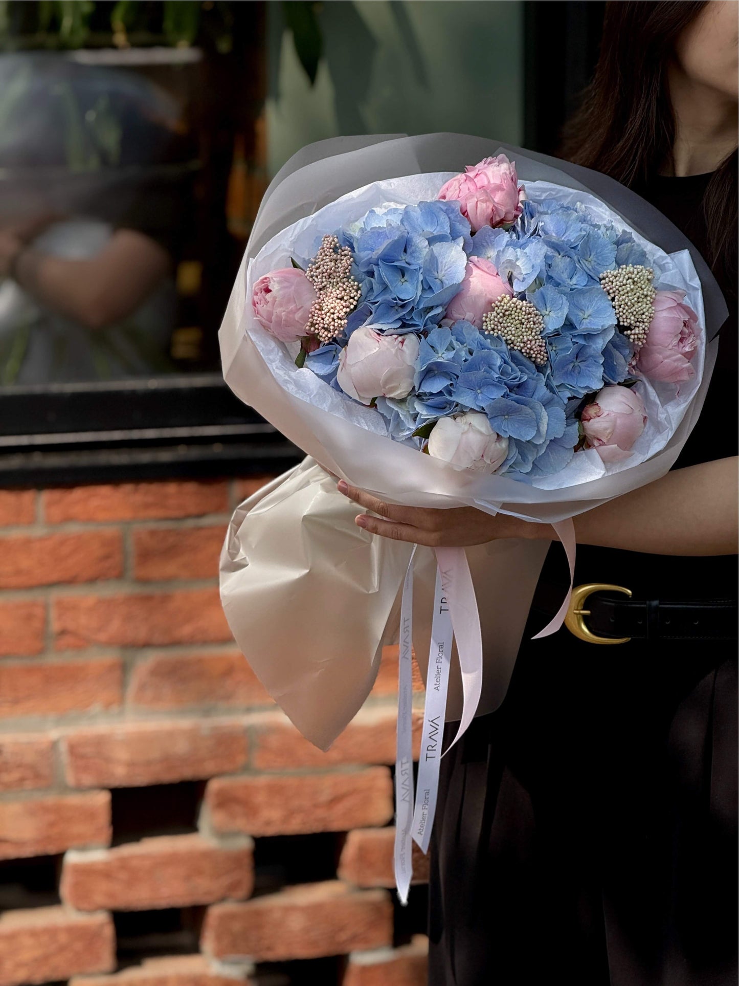 Buchet elegant cu hortensie albastră și bujori roz, ambalat cu grijă, livrare gratuită în Oradea de la TRAVÁ Atelier Floral