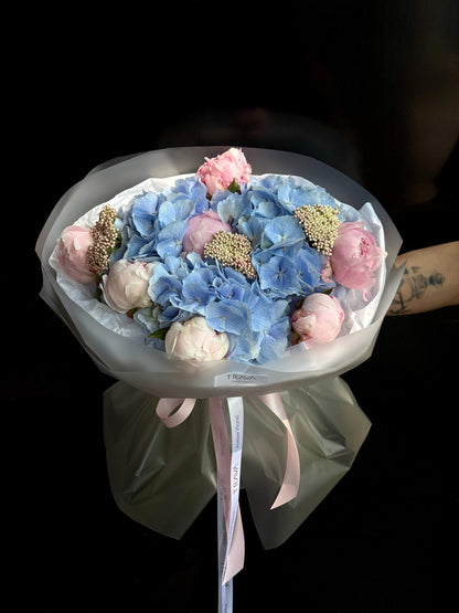 Buchet floral elegant cu hortensie albastră și bujori roz, livrare gratuită în Oradea de la TRAVÁ Atelier Floral