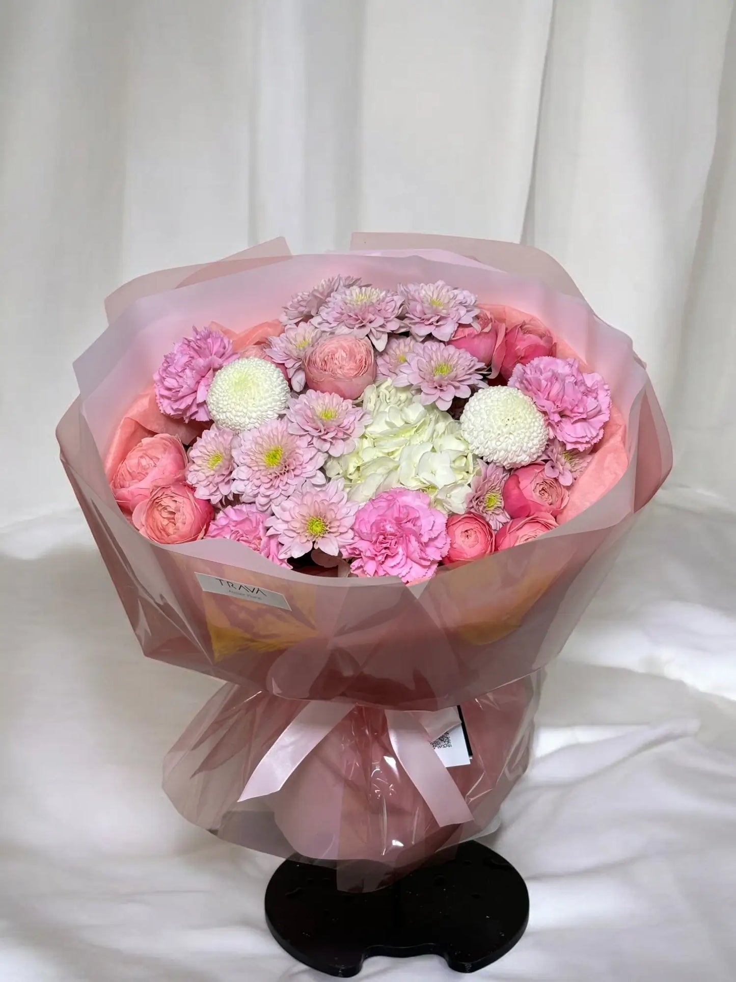 Buchet elegant de flori roz cu crizanteme, trandafiri Silva Pink, hortensie și garoafe – livrare gratuită în Oradea de la TRAVÁ Atelier Floral