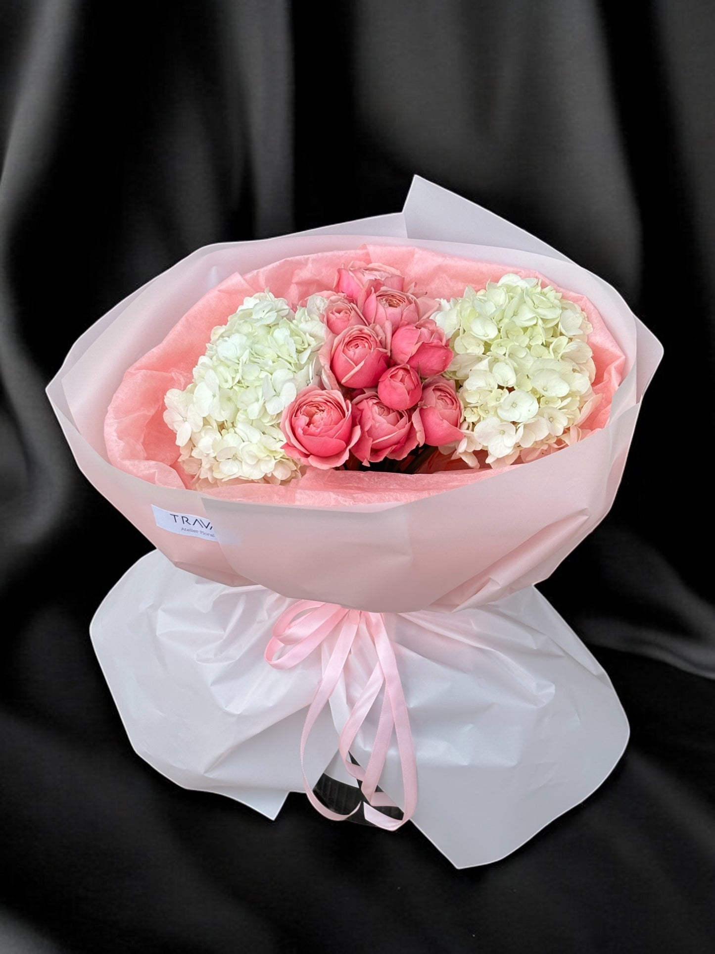 Buchet elegant cu hortensie albă și trandafiri Silva Pink roz – flori proaspete cu livrare gratuită în Oradea de la TRAVÁ Atelier Floral