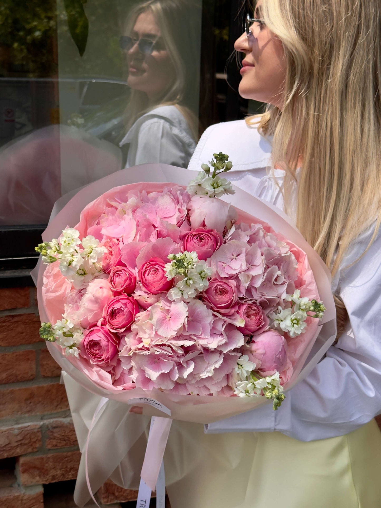 Buchet cu hortensie roz, bujori roz, trandafiri roz și matthiola albă – livrare gratuită la domiciliu în Oradea de la TRAVÁ Atelier Floral