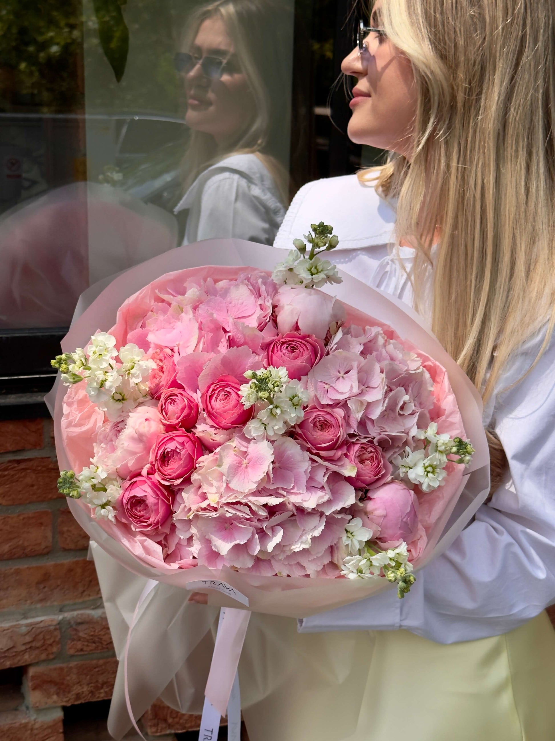 Buchet cu hortensie roz, bujori roz, trandafiri roz și matthiola albă – livrare gratuită la domiciliu în Oradea de la TRAVÁ Atelier Floral