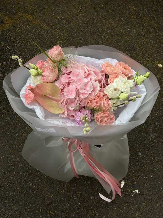 Buchet pastel cu hortensie roz, anthurium si flori de primavara, livrare rapida la domiciliu Oradea de la florarie TRAVA Atelier Floral