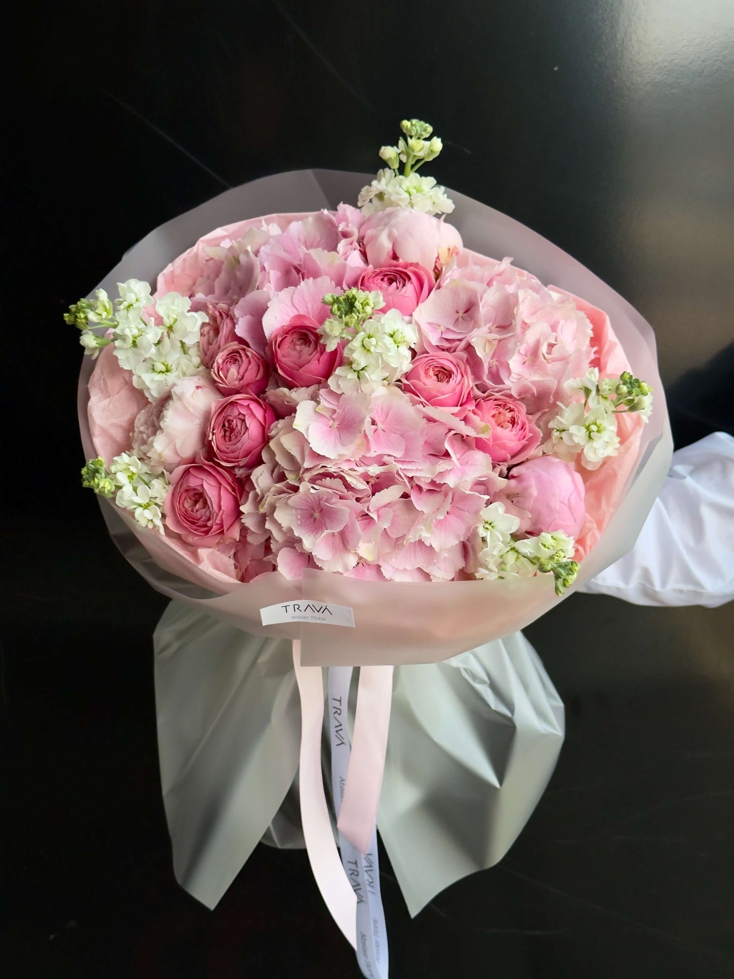 Buchet elegant cu hortensie roz, bujori și trandafiri, livrare gratuită în Oradea de la TRAVÁ Atelier Floral