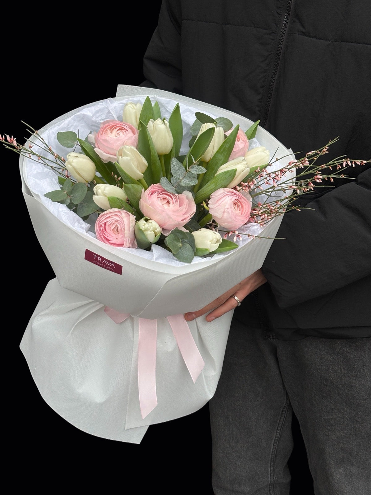 Buchet din lalele albe, ranunculus, eucalipt de la florarie online Oradea, TRAVA Atelier Floral.