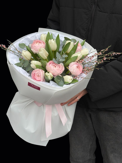 Buchet din lalele albe, ranunculus, eucalipt de la florarie online Oradea, TRAVA Atelier Floral.